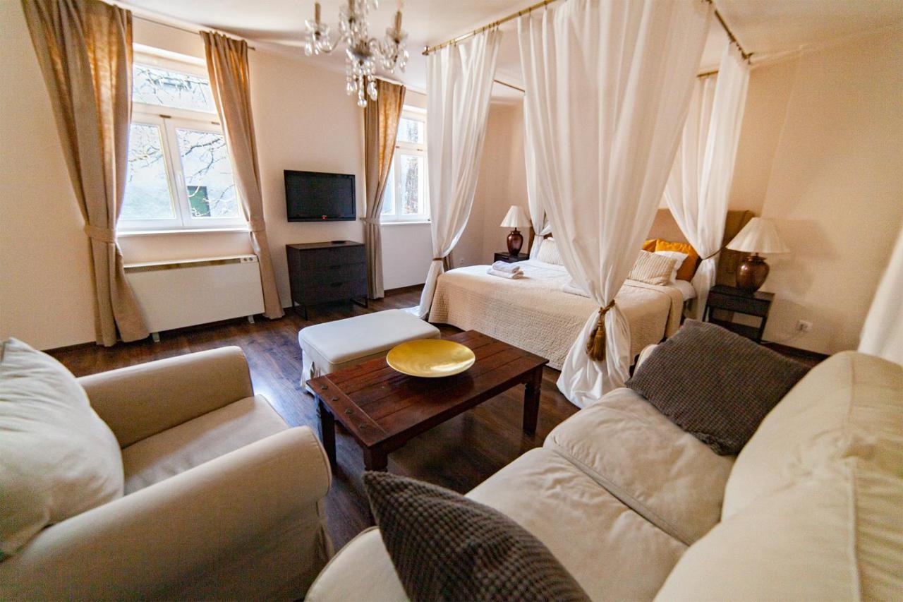 Apartment Lounge