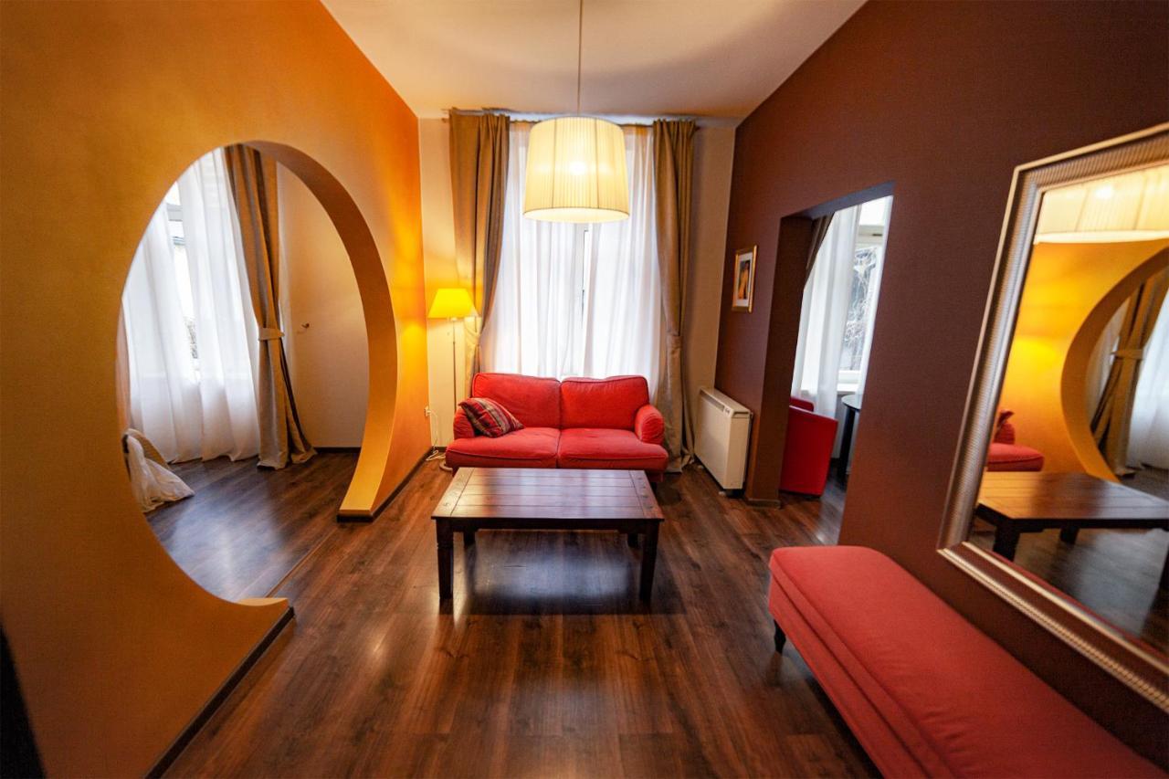 Apartment Lounge *